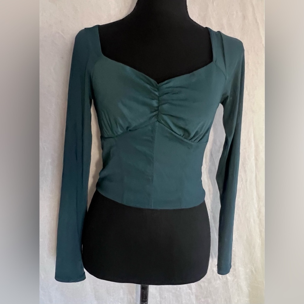 Green long sleeve crop top